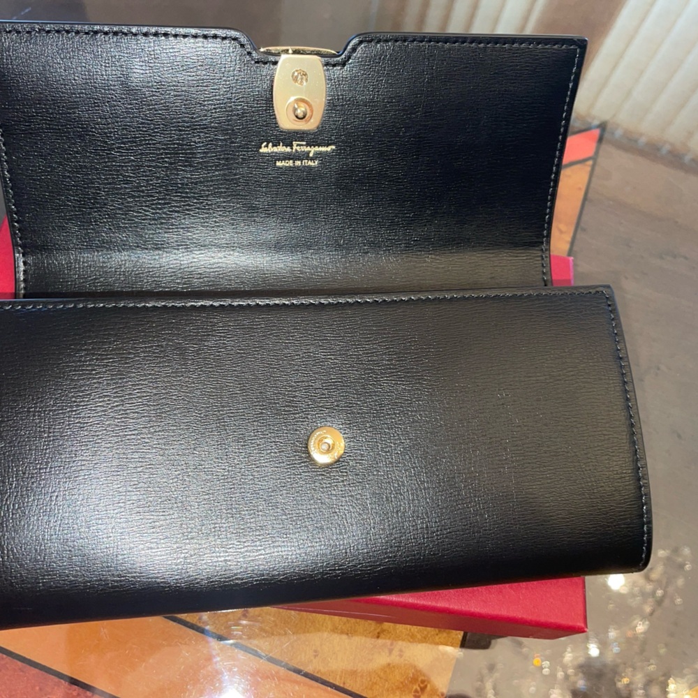 Ferragamo black leather ladies wallet